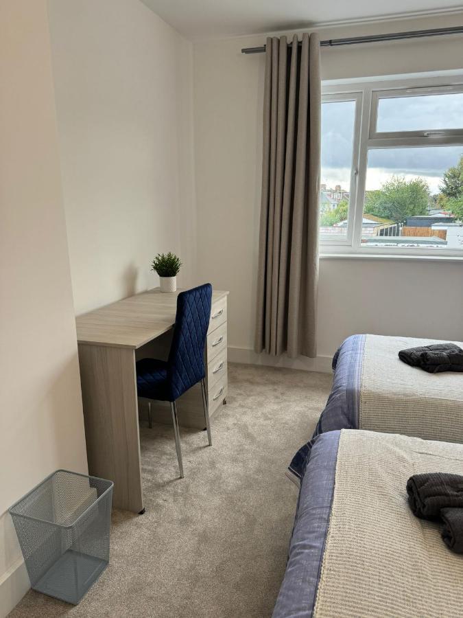Smart Guest Rooms Fast Access To Central London Via Piccadilly Line New Southgate المظهر الخارجي الصورة