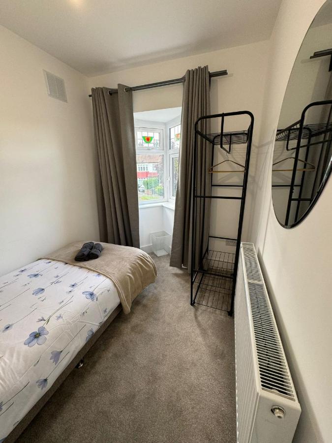 Smart Guest Rooms Fast Access To Central London Via Piccadilly Line New Southgate المظهر الخارجي الصورة