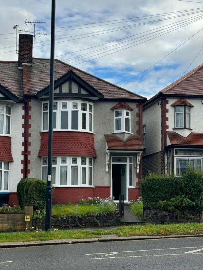 Smart Guest Rooms Fast Access To Central London Via Piccadilly Line New Southgate المظهر الخارجي الصورة