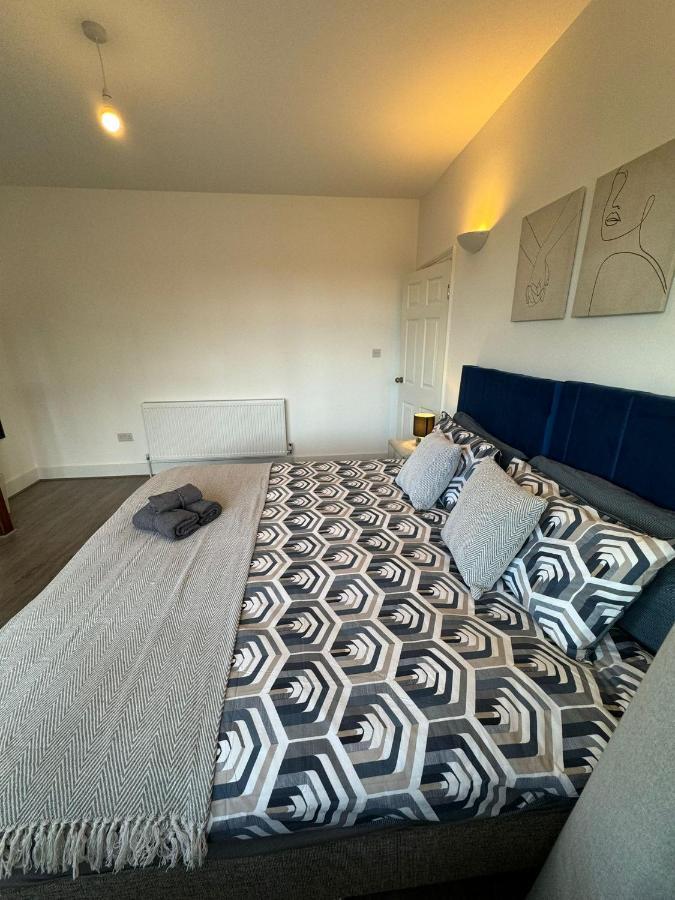 Smart Guest Rooms Fast Access To Central London Via Piccadilly Line New Southgate المظهر الخارجي الصورة